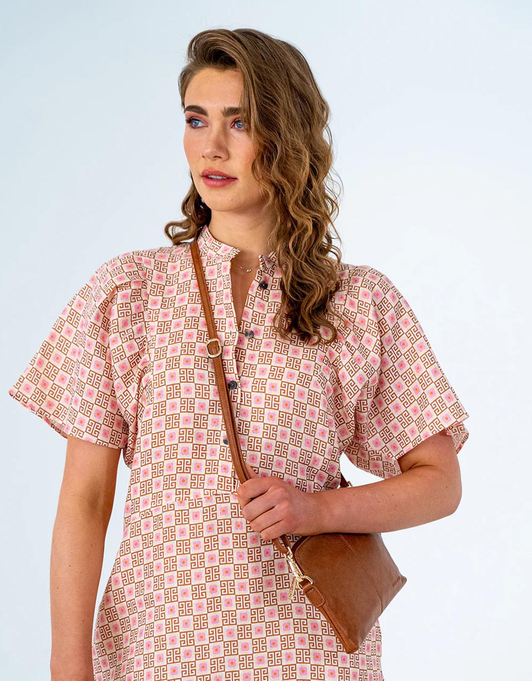 elms-king-bowery-wallet-tan-pebble