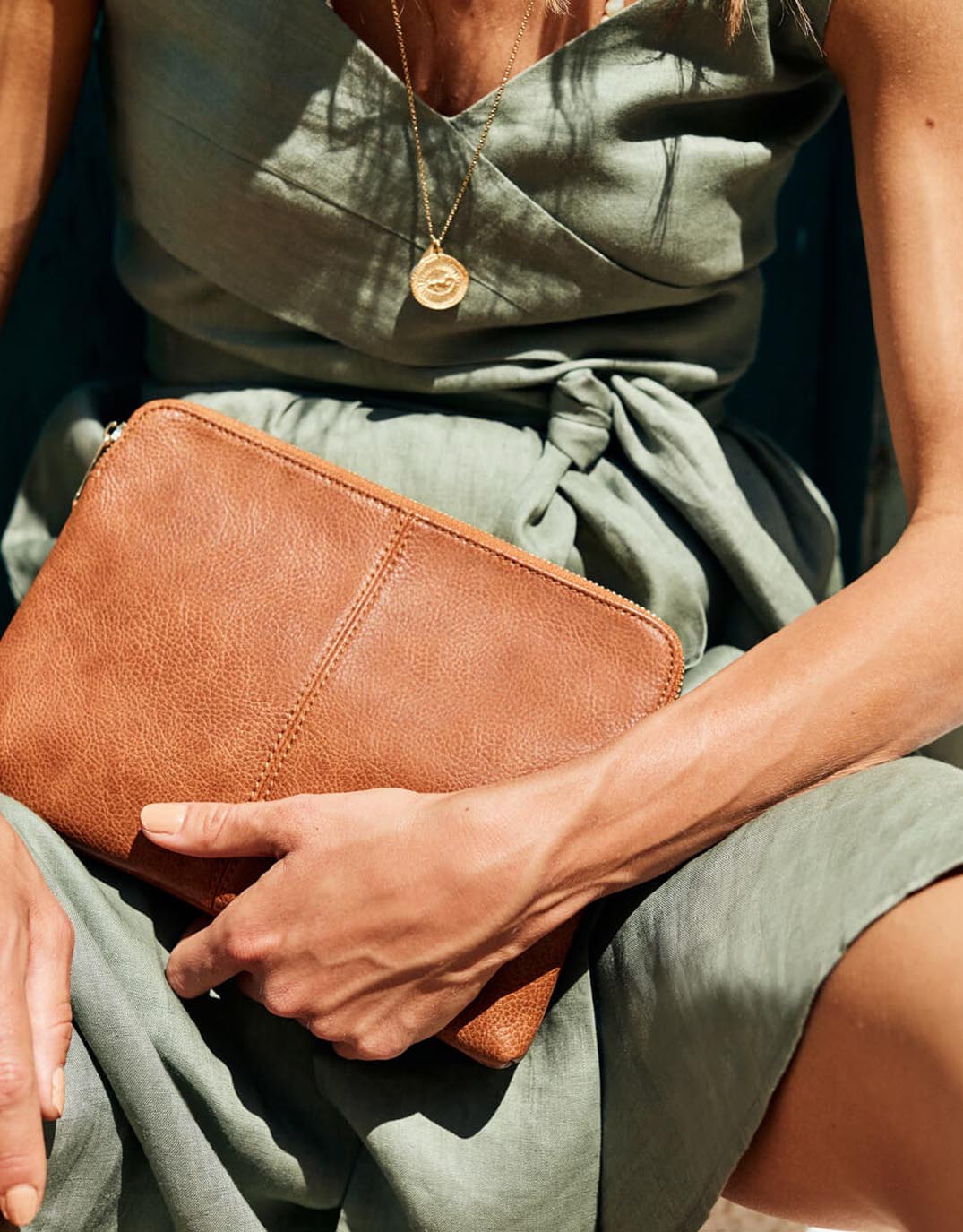 elms-king-bowery-wallet-tan-pebble