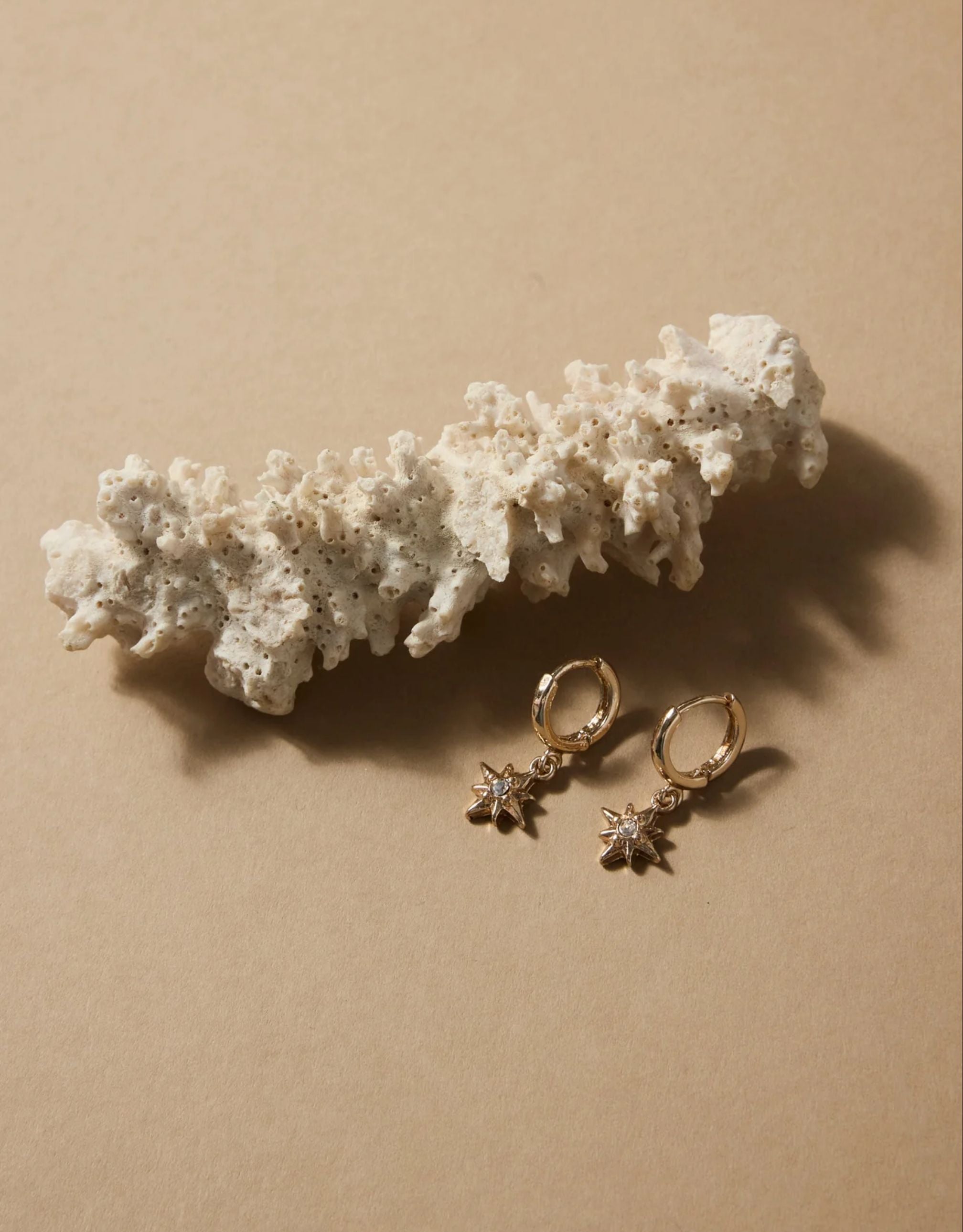 humble-heart-stardust-pendant-huggie-earrings-gold