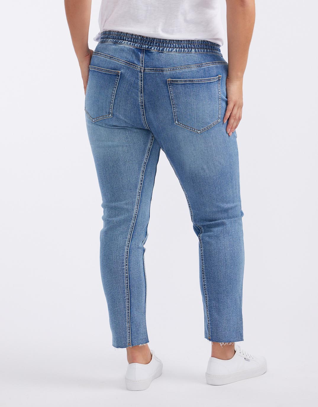 white-co-cara-raw-hem-denim-jogger-mid-wash-womens-clothing