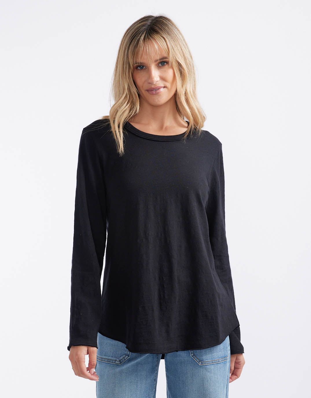 white-co-essential-scoop-hem-long-sleeve-t-shirt-black-womens-clothing