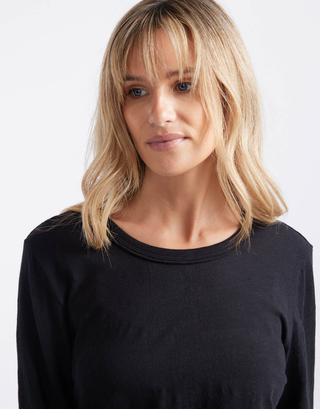 white-co-essential-scoop-hem-long-sleeve-t-shirt-black-womens-clothing