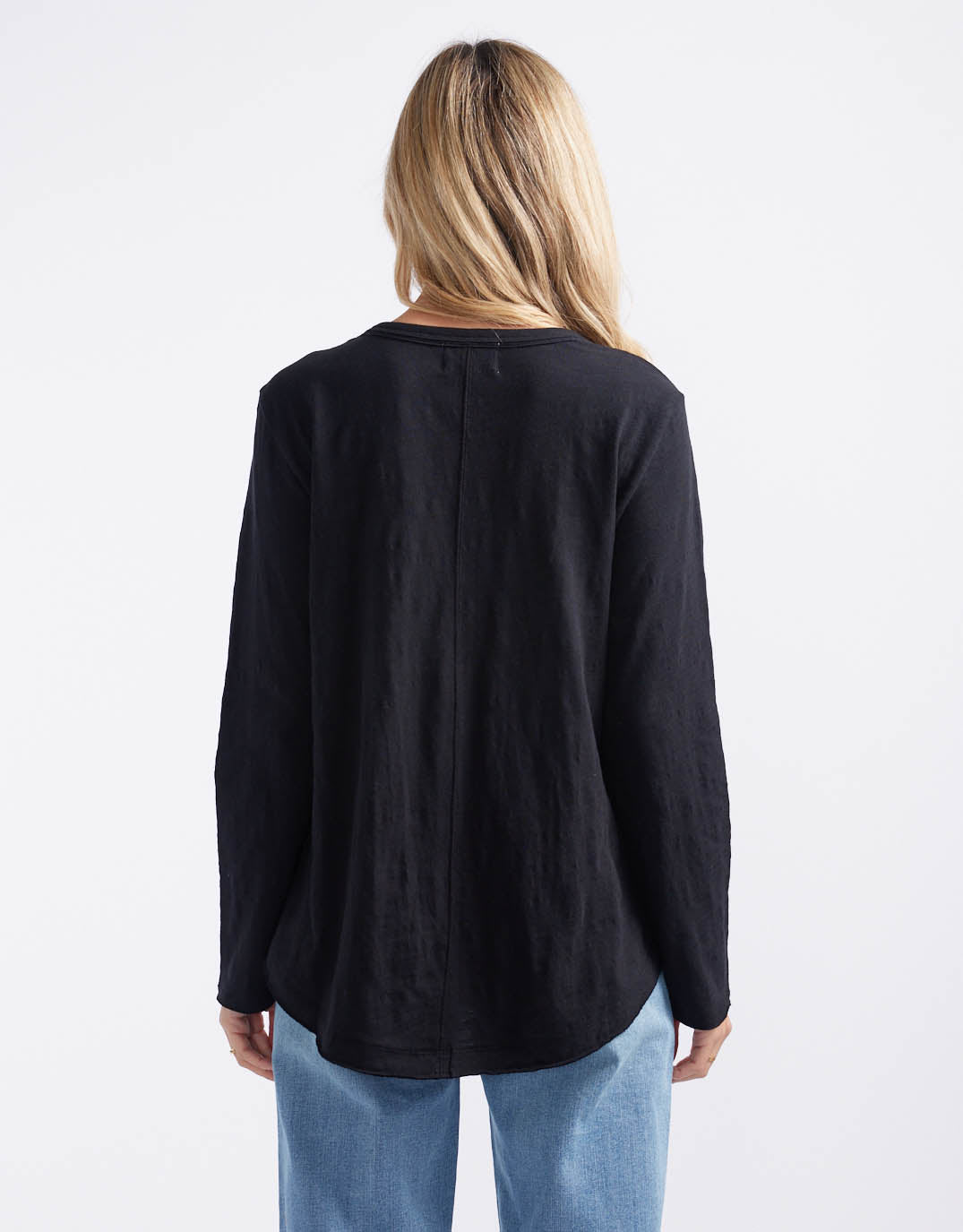 white-co-essential-scoop-hem-long-sleeve-t-shirt-black-womens-clothing