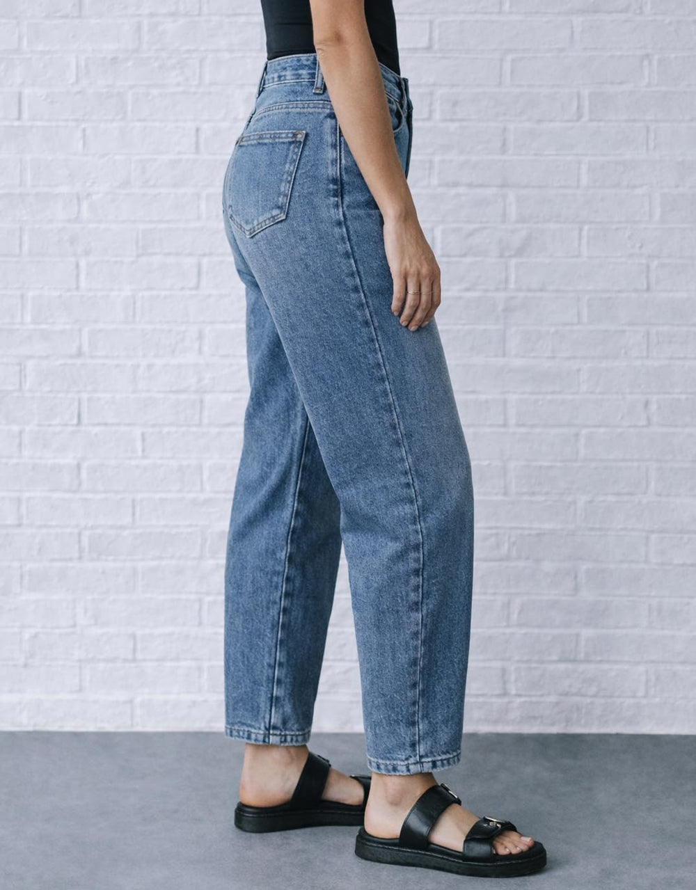 Harper Stretch Mum Barrel Jean - Mid Wash