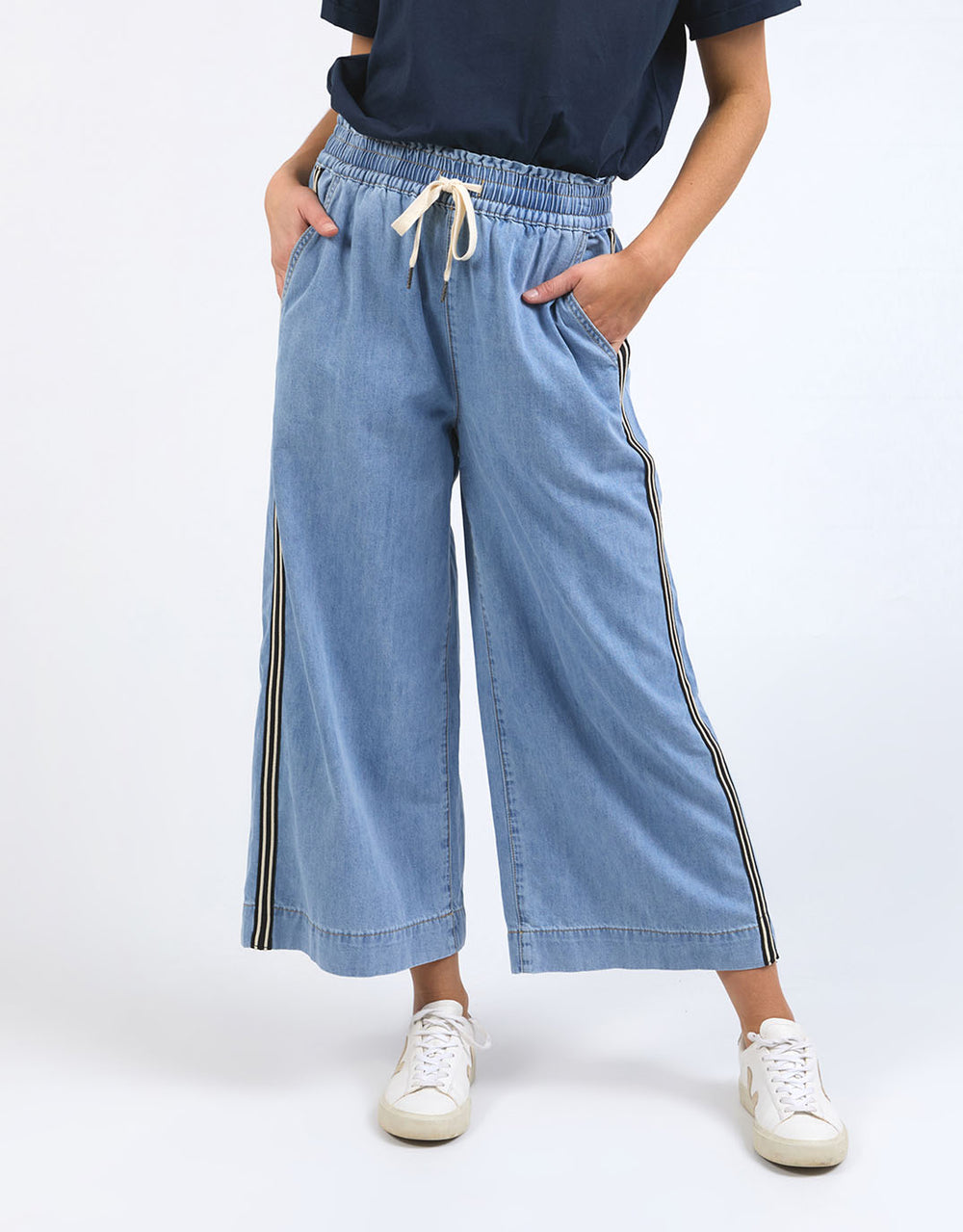 elm-greta-wide-leg-pant-with-side-tape-light-blue-wash-womens-clothing