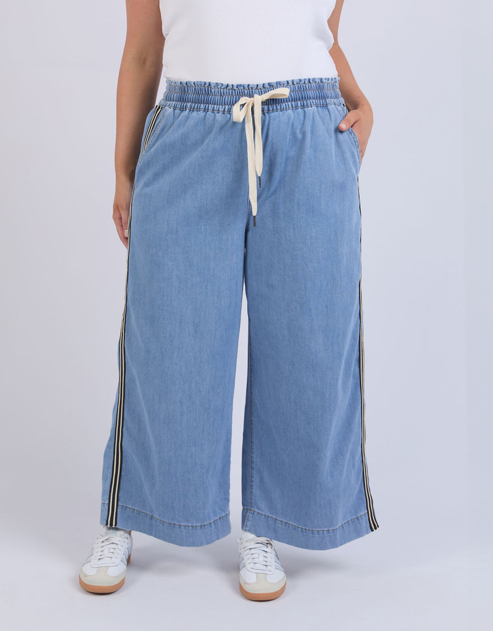 elm-greta-wide-leg-pant-with-side-tape-light-blue-wash-womens-clothing