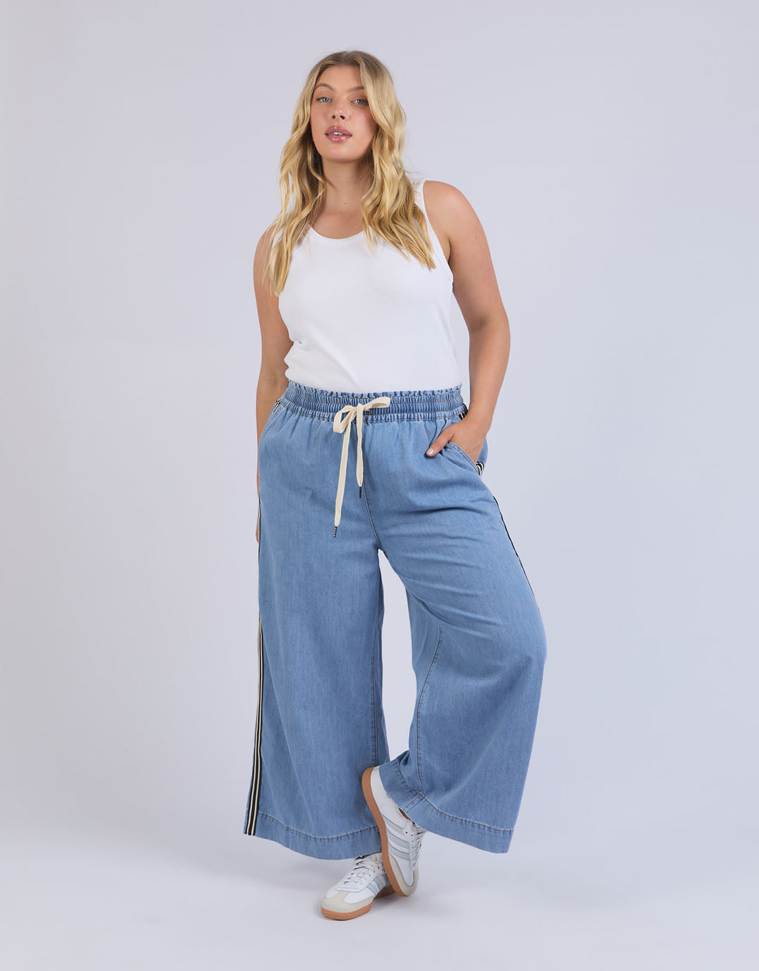 elm-greta-wide-leg-pant-with-side-tape-light-blue-wash-womens-clothing