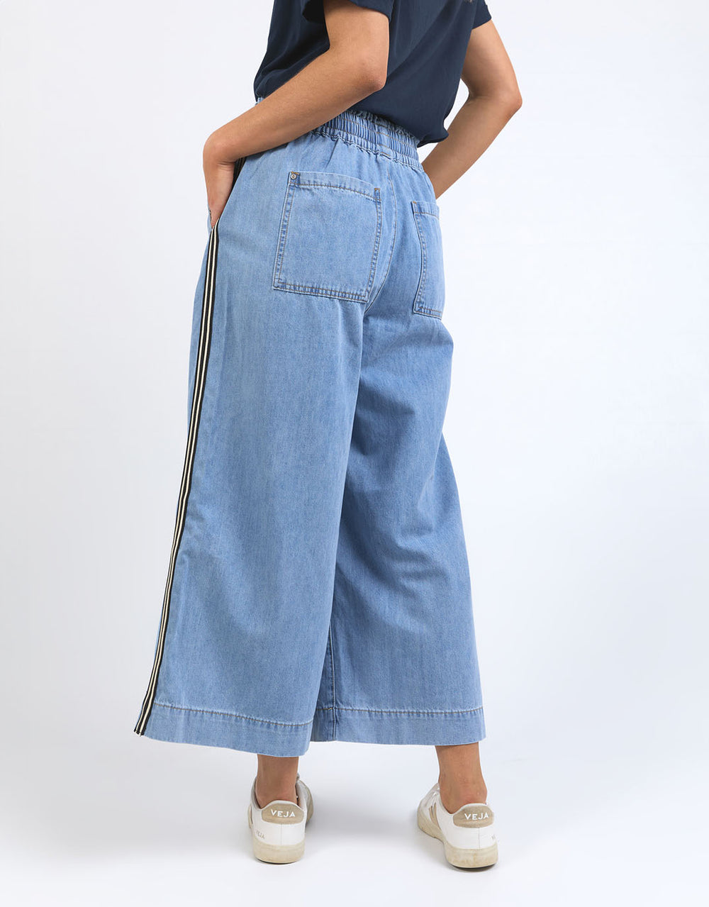 elm-greta-wide-leg-pant-with-side-tape-light-blue-wash-womens-clothing