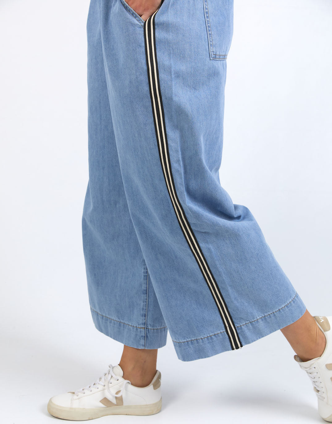 elm-greta-wide-leg-pant-with-side-tape-light-blue-wash-womens-clothing