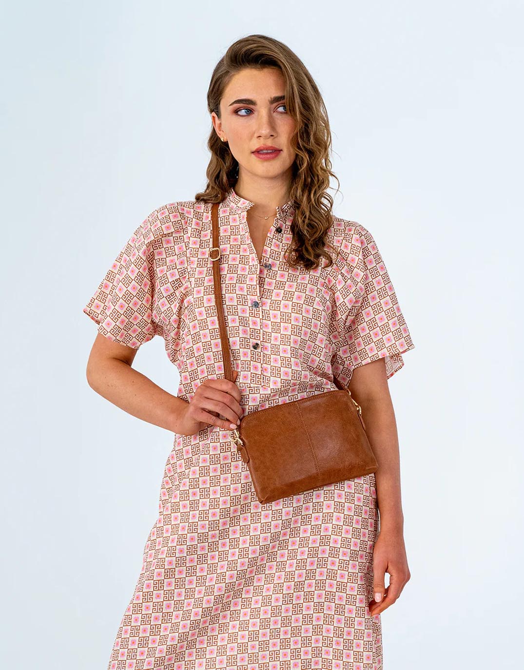 elms-king-bowery-wallet-tan-pebble