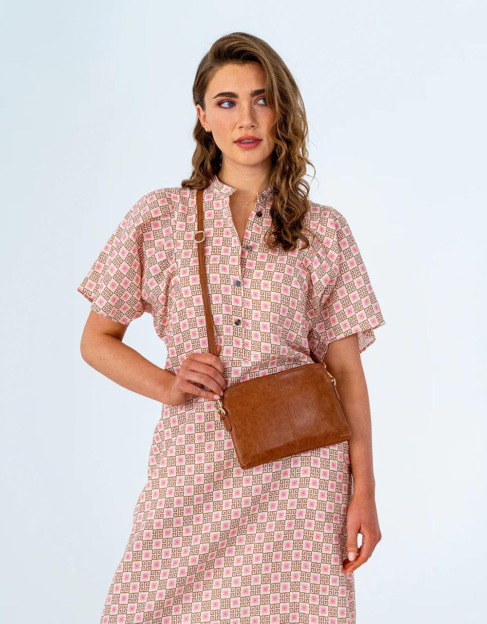 elms-king-bowery-wallet-tan-pebble