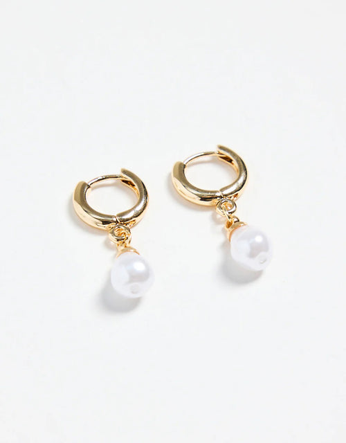 humble-heart-mini-pearl-huggie-earrings-gold