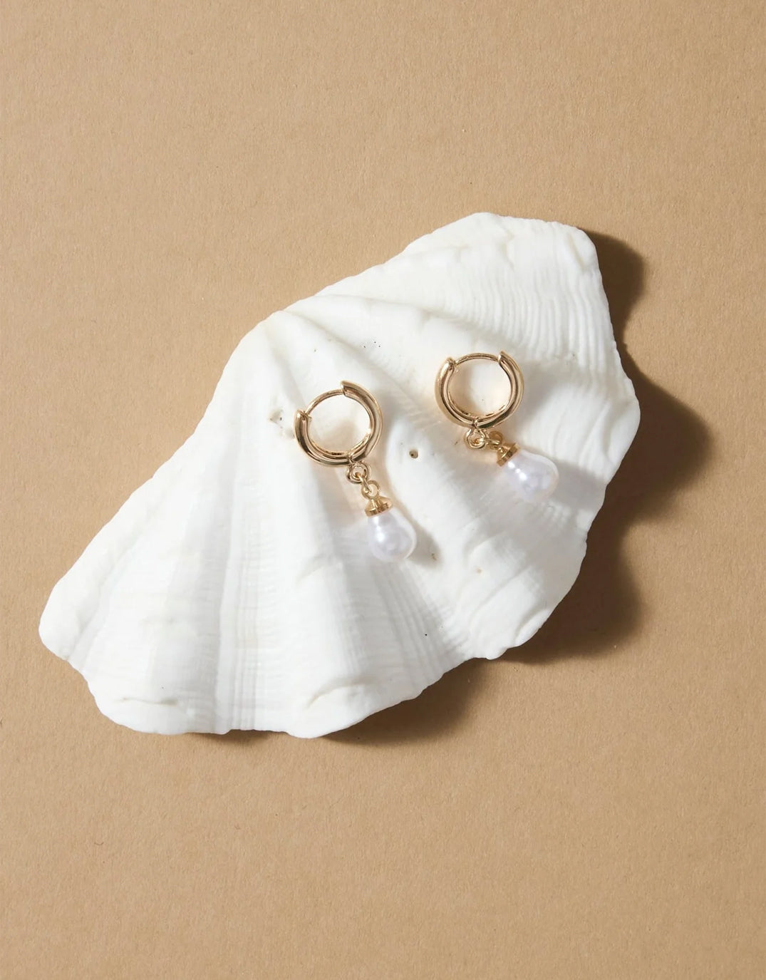 humble-heart-mini-pearl-huggie-earrings-gold